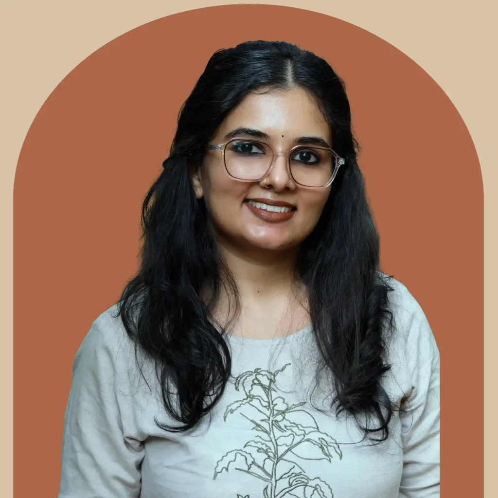 One of the best SEO experts in Kerala- Reshma Das profile pic in about section. Girl standing in ethnic wear with a wide smile.