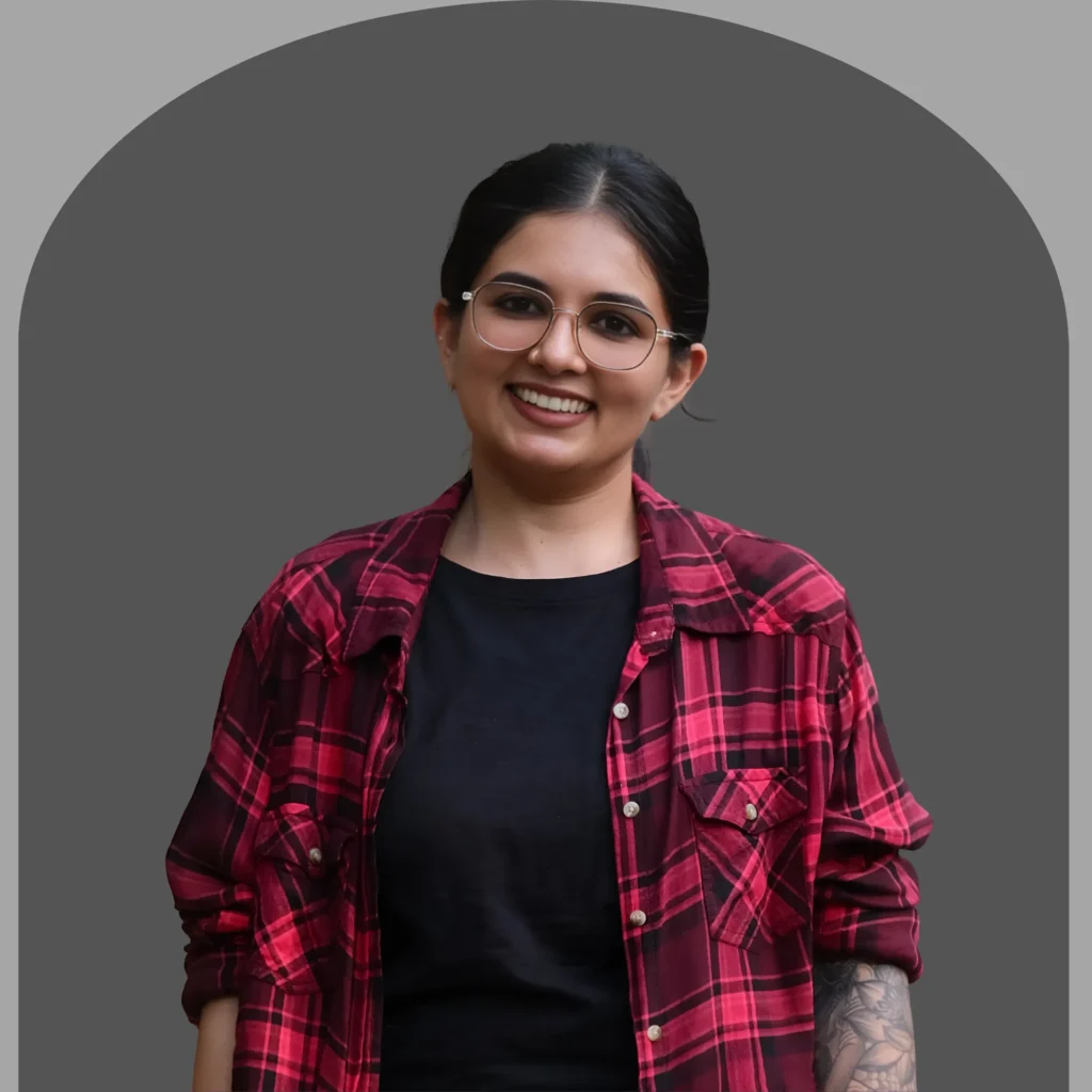 Best SEO expert in Kerala, India- Profile pic of Reshma Das in intro section. Girl standing in casual wear with a wide smile